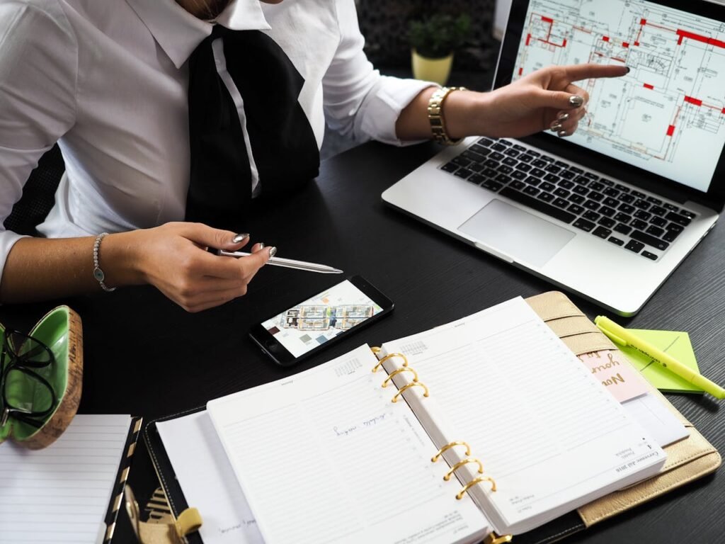 Business lady behind a desk working